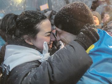Un soldado ucraniano liberado de su cautiverio se reencuentra con su esposa. AFP
