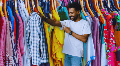 De forma general, los tianguis por toda la ciudad pueden representar excelenes propuestas para conseguir ropa a bajo precio, sobre todo en la zona de “pacas”. ESPECIAL / CANVA