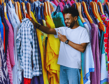 De forma general, los tianguis por toda la ciudad pueden representar excelenes propuestas para conseguir ropa a bajo precio, sobre todo en la zona de “pacas”. ESPECIAL / CANVA