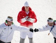 El suizo Franjo von Allmen celebra su victoria en la pista Stelvio de Bormio, donde conquistó el primer oro de los Juegos de Invierno de Milán-Cortina en el descenso de esquí alpino. AFP / F. Coffrini