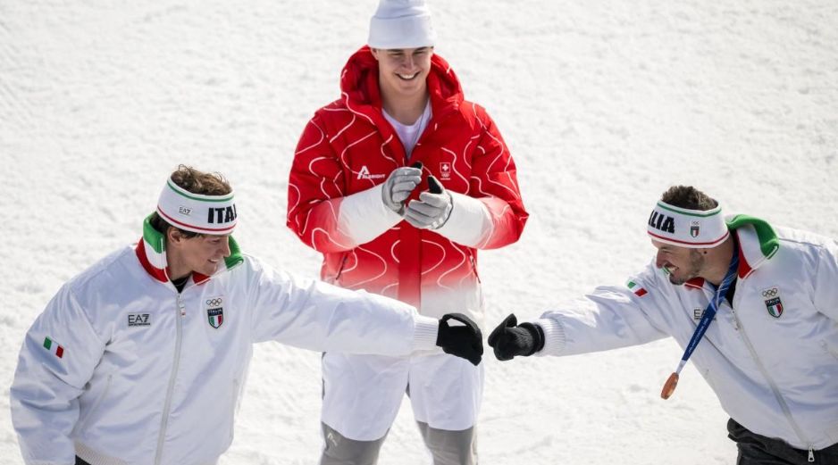 El suizo Franjo von Allmen celebra su victoria en la pista Stelvio de Bormio, donde conquistó el primer oro de los Juegos de Invierno de Milán-Cortina en el descenso de esquí alpino. AFP / F. Coffrini