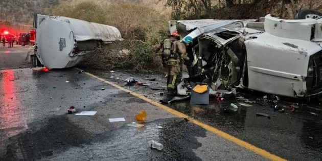 Cierran la Carretera Federal 200 por volcadura de pipa