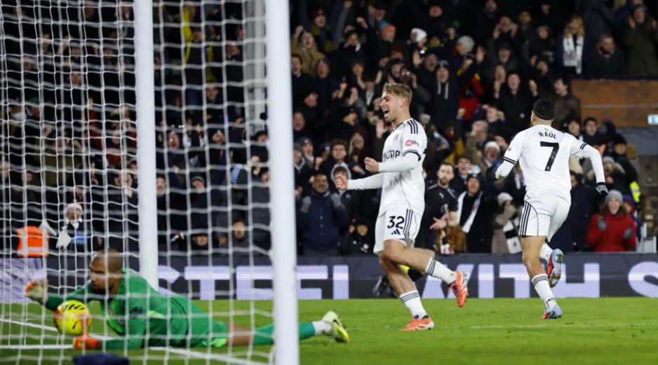 Raúl Jiménez fue protagonista en el gol del Fulham, pero no logró evitar la remontada del Everton en el cierre del partido. EFE / T. Akmen