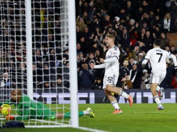 Raúl Jiménez fue protagonista en el gol del Fulham, pero no logró evitar la remontada del Everton en el cierre del partido. EFE / T. Akmen