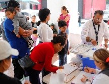Brigadas de salud aplican vacunas contra el sarampión casa por casa en municipios de Jalisco, donde se concentra el mayor número de contagios en el país. EFE / F. Guasco