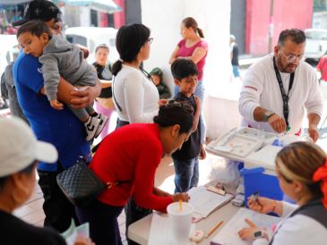 Brigadas de salud aplican vacunas contra el sarampión casa por casa en municipios de Jalisco, donde se concentra el mayor número de contagios en el país. EFE / F. Guasco