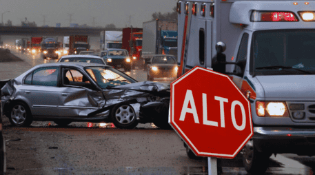 Un conductor debe evitar ingerir bebidas alcohólicas y consumir medicamentos que provoquen somnolencia. ESPECIAL / CANVA