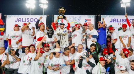 Michael Wielansky, MVP del juego final, levanta el trofeo de campeones. CORTESÍA/Charros de Jalisco