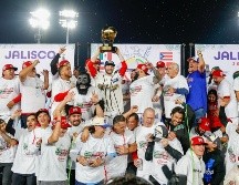 Michael Wielansky, MVP del juego final, levanta el trofeo de campeones. CORTESÍA/Charros de Jalisco