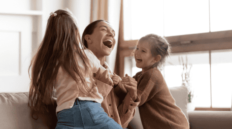 Cuando decides mover tu mano para tocarte el costado, el cerebelo envía una señal inhibitoria a la corteza somatosensorial (la zona que procesa el tacto). CANVA