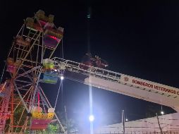 Elementos de diferentes corporaciones unieron esfuerzos para bajarlos sin riesgos, con el apoyo de dos enormes grúas y la colocación de escaleras, sin que se presentaran problemas mayores durante el rescate. FACEBOOK / Protección Civil Gobierno Sinaloa