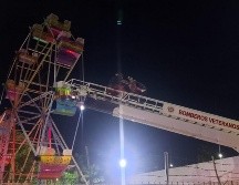 Elementos de diferentes corporaciones unieron esfuerzos para bajarlos sin riesgos, con el apoyo de dos enormes grúas y la colocación de escaleras, sin que se presentaran problemas mayores durante el rescate. FACEBOOK / Protección Civil Gobierno Sinaloa