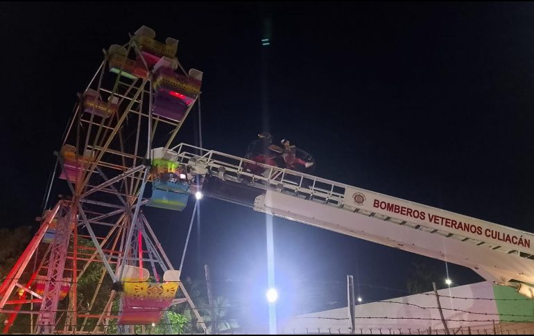 Elementos de diferentes corporaciones unieron esfuerzos para bajarlos sin riesgos, con el apoyo de dos enormes grúas y la colocación de escaleras, sin que se presentaran problemas mayores durante el rescate. FACEBOOK / Protección Civil Gobierno Sinaloa