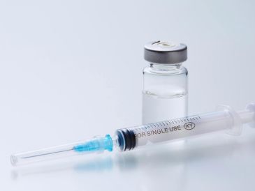 En la década de los noventa, el país alcanzaba "coberturas cercanas al 95% con esquemas completos de vacunación", mientras que, en medio de este brote, rondan el 71%, "muy por debajo del umbral". ESPECIAL / CANVA