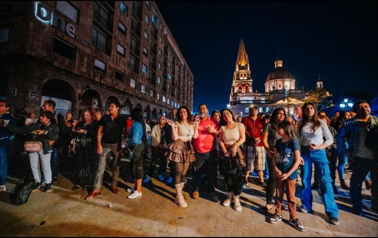 En la zona del Santuario se exhibieron vehículos clásicos de colección y se presentaron espectáculos de videomapping interactivo. ESPECIAL / Ayuntamiento de Guadalajara