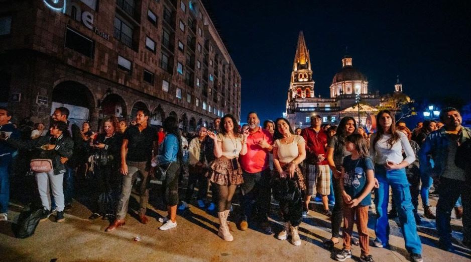 En la zona del Santuario se exhibieron vehículos clásicos de colección y se presentaron espectáculos de videomapping interactivo. ESPECIAL / Ayuntamiento de Guadalajara