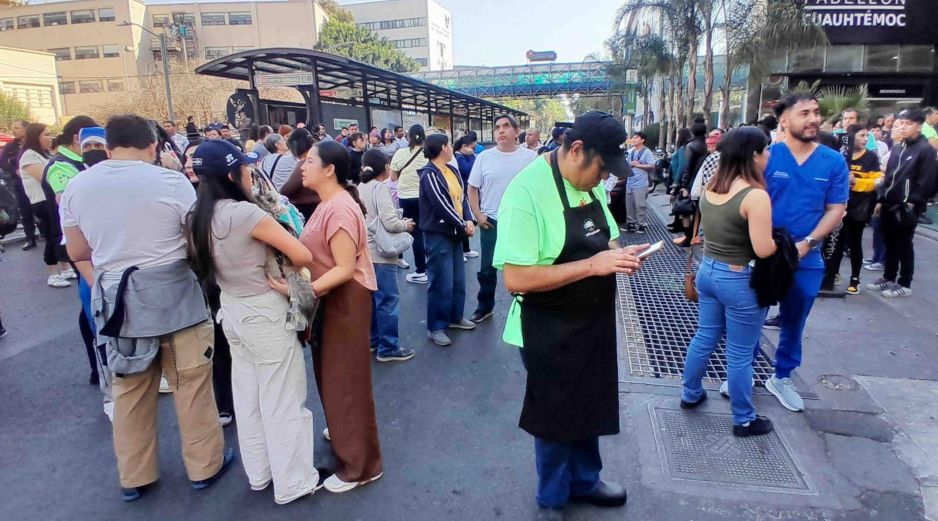 Tras escucharse la alarma, habitantes de distintos edificios salieron de forma ordenada hacia la vía pública para resguardarse en zonas seguras, mientras aguardaban indicaciones oficiales y revisaban que no existieran daños estructurales. SUN / C. Mejía