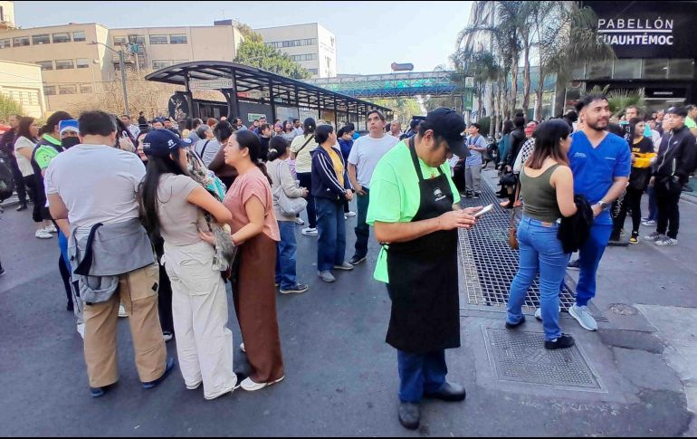Tras escucharse la alarma, habitantes de distintos edificios salieron de forma ordenada hacia la vía pública para resguardarse en zonas seguras, mientras aguardaban indicaciones oficiales y revisaban que no existieran daños estructurales. SUN / C. Mejía