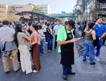 Tras escucharse la alarma, habitantes de distintos edificios salieron de forma ordenada hacia la vía pública para resguardarse en zonas seguras, mientras aguardaban indicaciones oficiales y revisaban que no existieran daños estructurales. SUN / C. Mejía