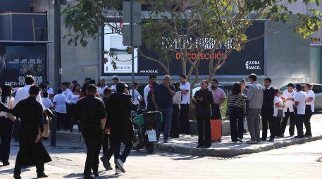 La alarma provocó que miles de personas salieran de inmuebles y se concentraran en calles y zonas seguras. SUN.