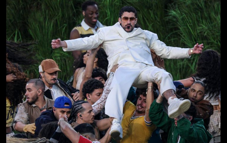 Durante poco más de 12 minutos, Benito encendió el estadio con una producción de alto impacto, coreografías masivas y una narrativa visual que celebró la cultura latina ante millones de espectadores en todo el mundo. EFE / C. Torres