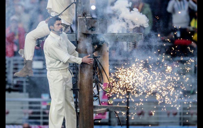 Durante poco más de 12 minutos, Benito encendió el estadio con una producción de alto impacto, coreografías masivas y una narrativa visual que celebró la cultura latina ante millones de espectadores en todo el mundo. EFE / C. Torres