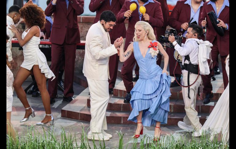 Durante poco más de 12 minutos, Benito encendió el estadio con una producción de alto impacto, coreografías masivas y una narrativa visual que celebró la cultura latina ante millones de espectadores en todo el mundo. EFE / C. Torres