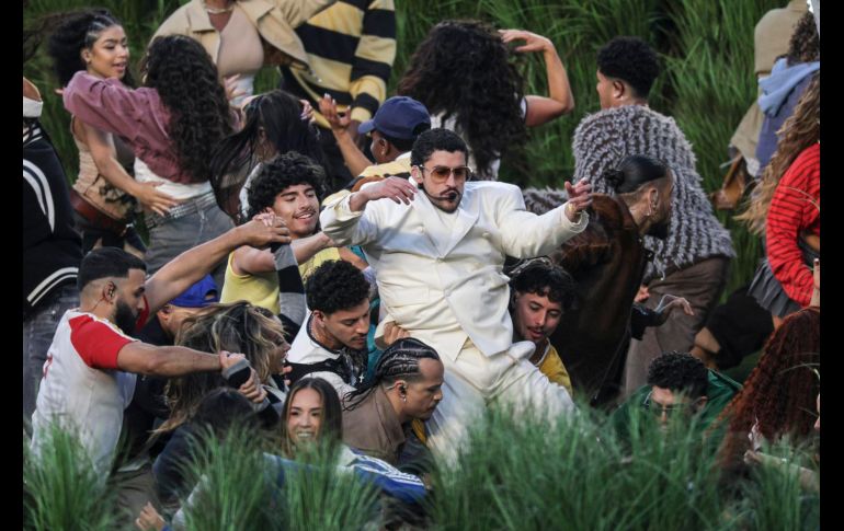 Durante poco más de 12 minutos, Benito encendió el estadio con una producción de alto impacto, coreografías masivas y una narrativa visual que celebró la cultura latina ante millones de espectadores en todo el mundo. EFE / C. Torres