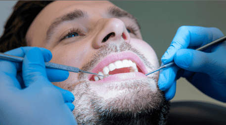 Su trabajo diario impacta directamente en la salud pública, recordando que una sonrisa sana es reflejo de cuidado, atención y bienestar general. CANVA