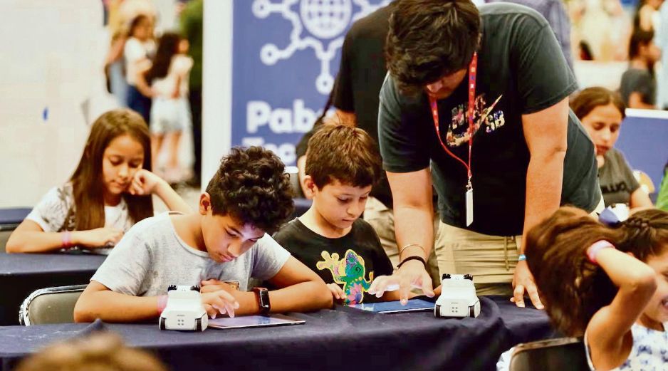 Niñas y niños participan en actividades del programa Reto Kids Jalisco, enfocado en impulsar el talento, la creatividad y el emprendimiento desde la educación primaria. ESPECIAL