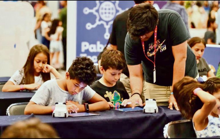 Niñas y niños participan en actividades del programa Reto Kids Jalisco, enfocado en impulsar el talento, la creatividad y el emprendimiento desde la educación primaria. ESPECIAL