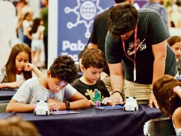 Niñas y niños participan en actividades del programa Reto Kids Jalisco, enfocado en impulsar el talento, la creatividad y el emprendimiento desde la educación primaria. ESPECIAL