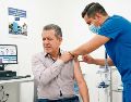 Un médico aplica una vacuna a un paciente, como parte de las acciones de prevención y protección de la salud. ESPECIAL