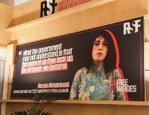 Un cartel muestra el retrato de la periodista iraní y premio nobel de la paz Narges Mohammadi en la sede de Reporteros sin Fronteras en París, Francia, en una imagen de archivo. EFE/T. SUAREZ