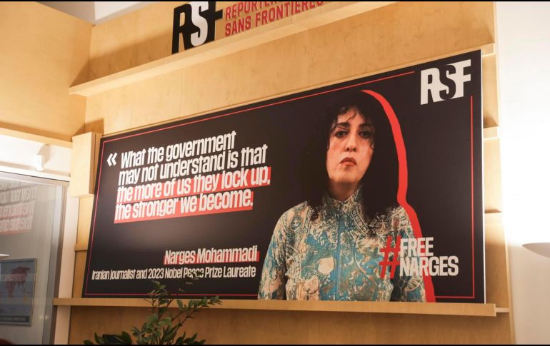 Un cartel muestra el retrato de la periodista iraní y premio nobel de la paz Narges Mohammadi en la sede de Reporteros sin Fronteras en París, Francia, en una imagen de archivo. EFE/T. SUAREZ