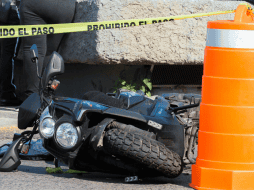 Paramédicos y autoridades municipales acudieron al llamado, pero solo pudieron confirmar el deceso del motociclista tras el accidente. EL INFORMADOR/ ARCHIVO