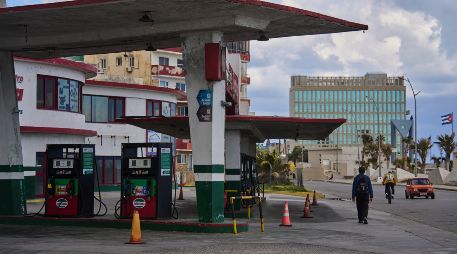 Un hombre pasa junto a una gasolinera sin combustible, ubicada cerca de la embajada de Estados Unidos en La Habana. AP/R. Espinosa