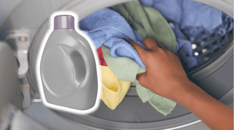 Al utilizar demasiado jabón, el ciclo de enjuague de las lavadoras de alta eficiencia (HE), que funcionan con volúmenes reducidos de agua, es insuficiente para eliminar los químicos. ESPECIAL/Canva/Unplash