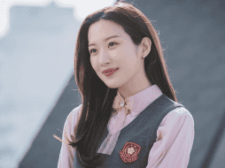 De acuerdo con información difundida por Star Today y retomada por otros medios surcoreanos, los recursos entregados a Cointree provienen de las ganancias de su libro de ensayos “PATA”.  ESPECIAL