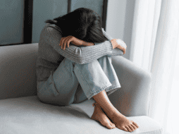 Si la falta de amigos causa malestar, es recomendable acudir a terapia para trabajar habilidades sociales o sanar heridas de apego. CANVA