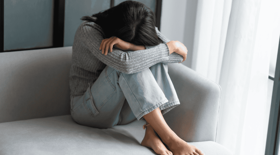 Si la falta de amigos causa malestar, es recomendable acudir a terapia para trabajar habilidades sociales o sanar heridas de apego. CANVA