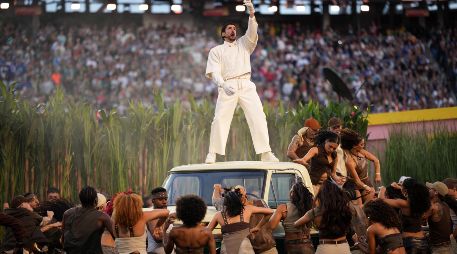 El artista puertorriqueño se convirtió en el protagonista del espectáculo de medio tiempo más visto de todos los tiempos al encabezar el show del Super Bowl LX. AP / ARCHIVO