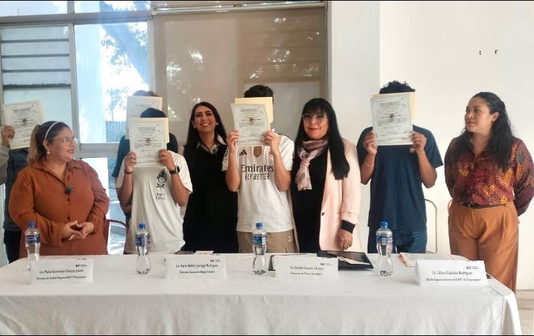 Jóvenes del Albergue Varonil San Antonio Alcalde reciben constancias por la conclusión del curso de Computación Avanzada, impartido por el IDEFT. CORTESÍA