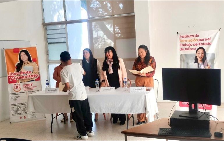 La entrega de constancias forma parte del programa “Aprende, Avanza y Crece al Estilo Jalisco”, enfocado en fortalecer la formación para el trabajo. CORTESÍA