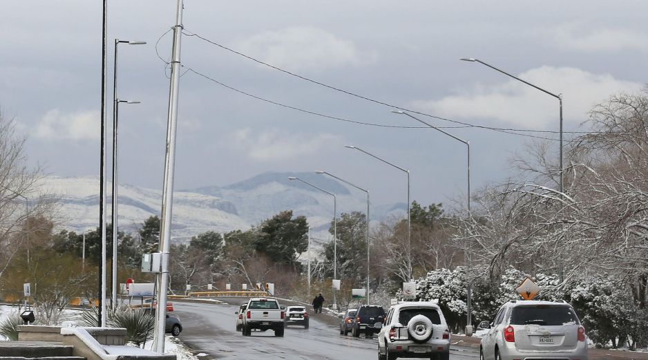 El SMN advirtió que la presencia de nieve y aguanieve puede ocasionar derrapes o colisiones vehiculares, principalmente en tramos carreteros con curvas o pendientes, por lo que recomendó extremar precauciones. EFE/Archivo