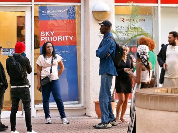 Personas aguardan frente a oficinas de aerolíneas en La Habana. EFE/E. Mastrascusa