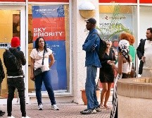 Personas aguardan frente a oficinas de aerolíneas en La Habana. EFE/E. Mastrascusa