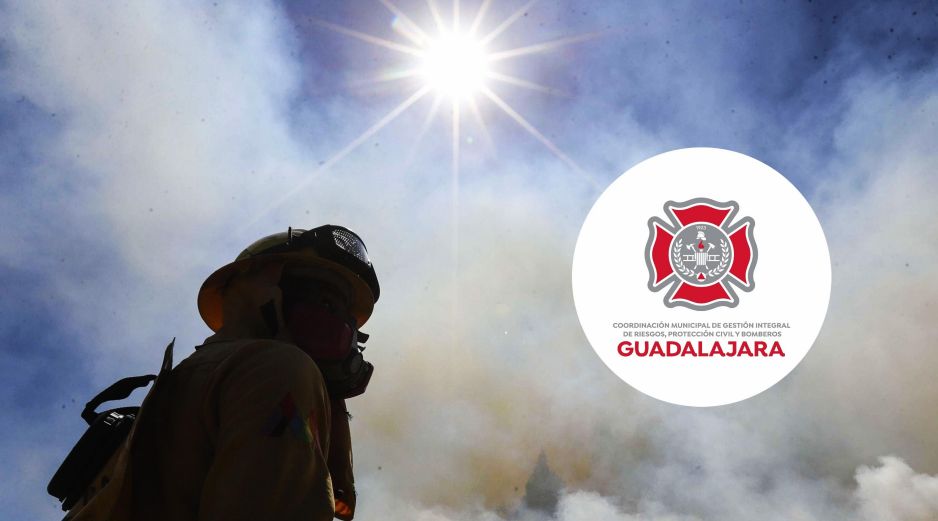 El incendio consumió una gran cantidad de madera y autopartes en desuso, lo que generó una densa columna de humo. NTX / ARCHIVO