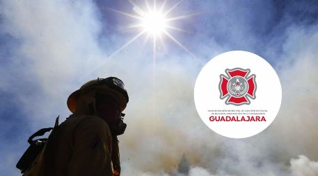 El incendio consumió una gran cantidad de madera y autopartes en desuso, lo que generó una densa columna de humo. NTX / ARCHIVO