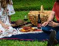 Un picnic es un plan barato y sencillo para celebrar este 14 de febrero, Día del Amor, en Guadalajara. UNSPLASH / T. COLLINS